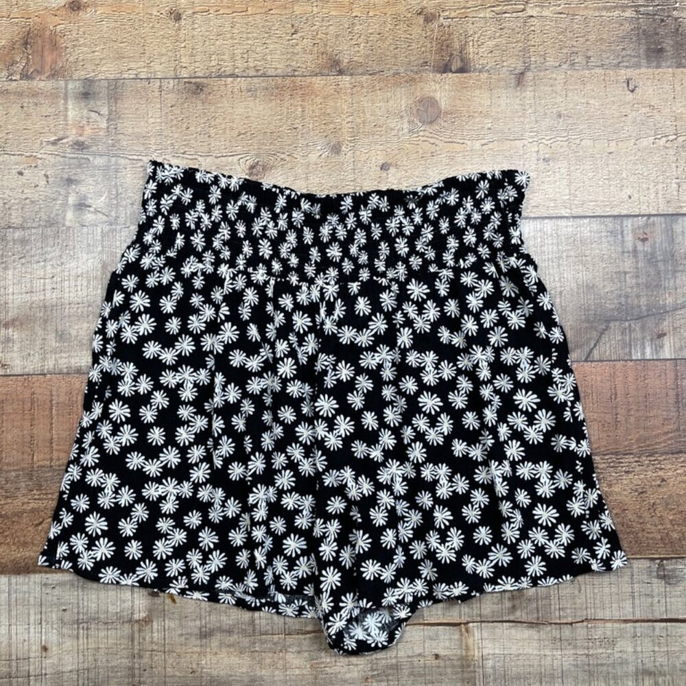 Hippie Rose Black Floral Pull On Shorts size Medium